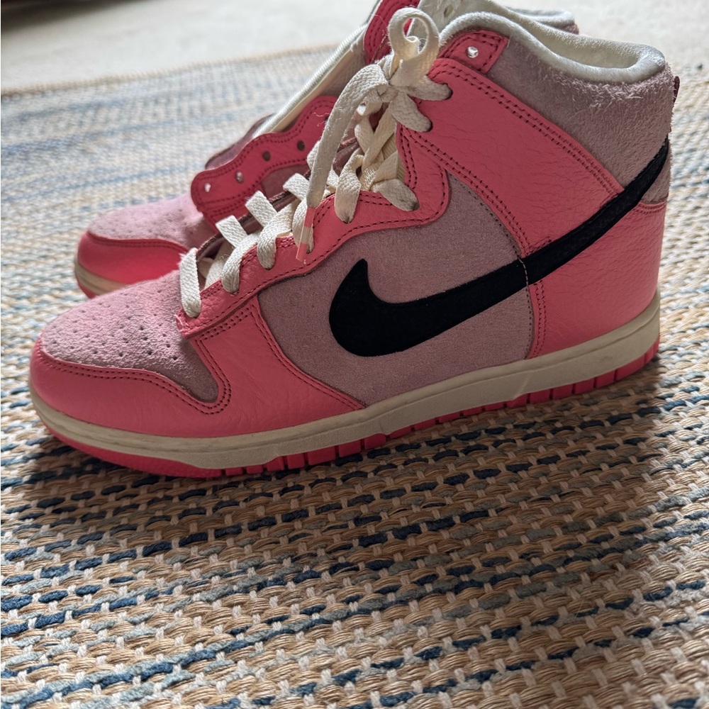 Nike high-top “Hoops” series